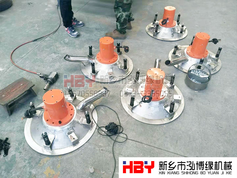浙江嘉興的王經理生產的5臺HBY-GP600型高頻篩正在安裝，預計明天才能發(fā)貨
